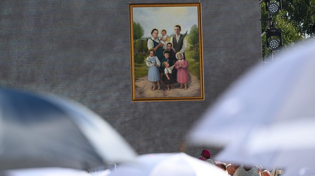 Vatikán blahořečil vyvražděnou polskou rodinu. Rodiče a jejich sedm dětí